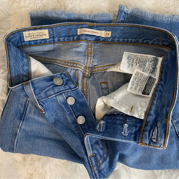 Levi’s Wedgie Straight Light Wash Jeans Size 24 - Picture 3 of 15